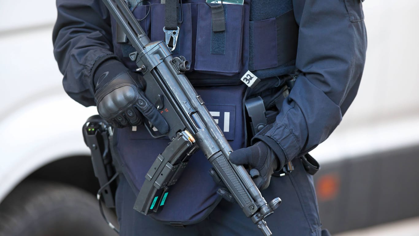 Ein Beamter der Bayerischen Polizei (USK) sichert während der Münchner Sicherheitskonferenz am 15. Februar 2019 den Bereich um das Hotel Bayerischer Hof in München.