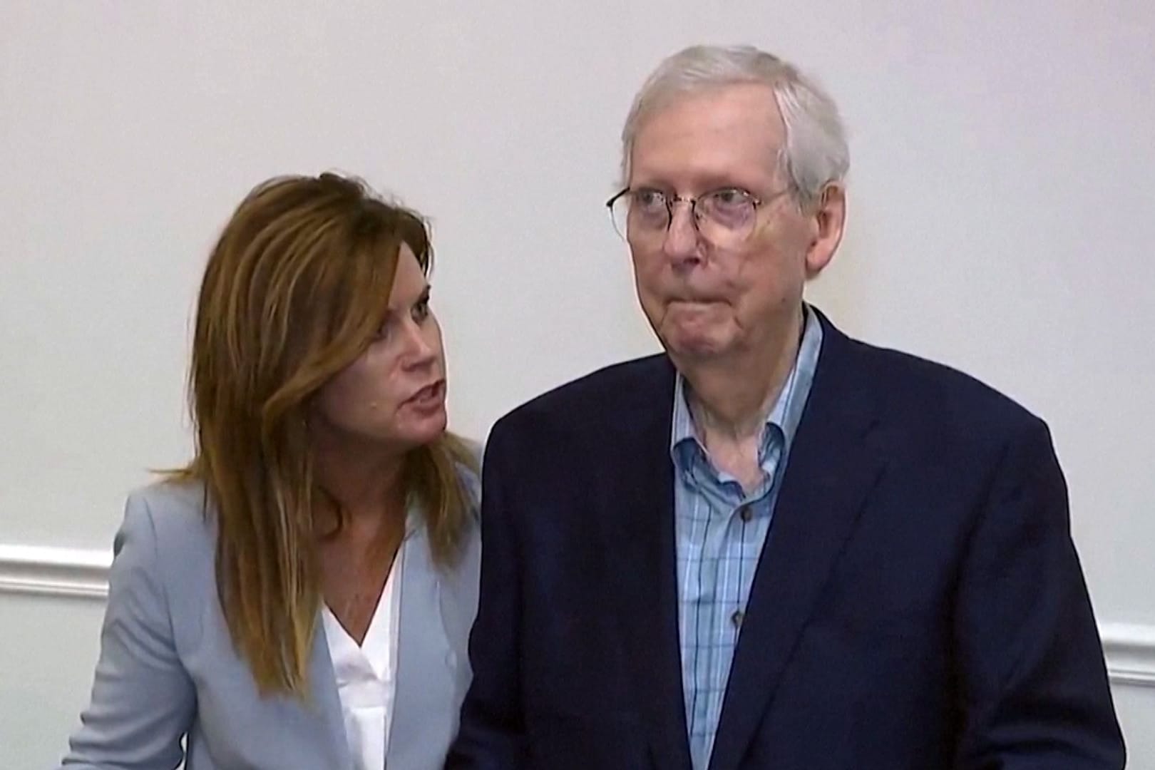 Der Minderheitsführer der Republikaner im US-Senat ist bei einer Pressekonferenz plötzlich erstarrt. Nach einer Frage zu einer erneuten Kandidatur fror der 81-jährige Mitch McConnell plötzlich ein.