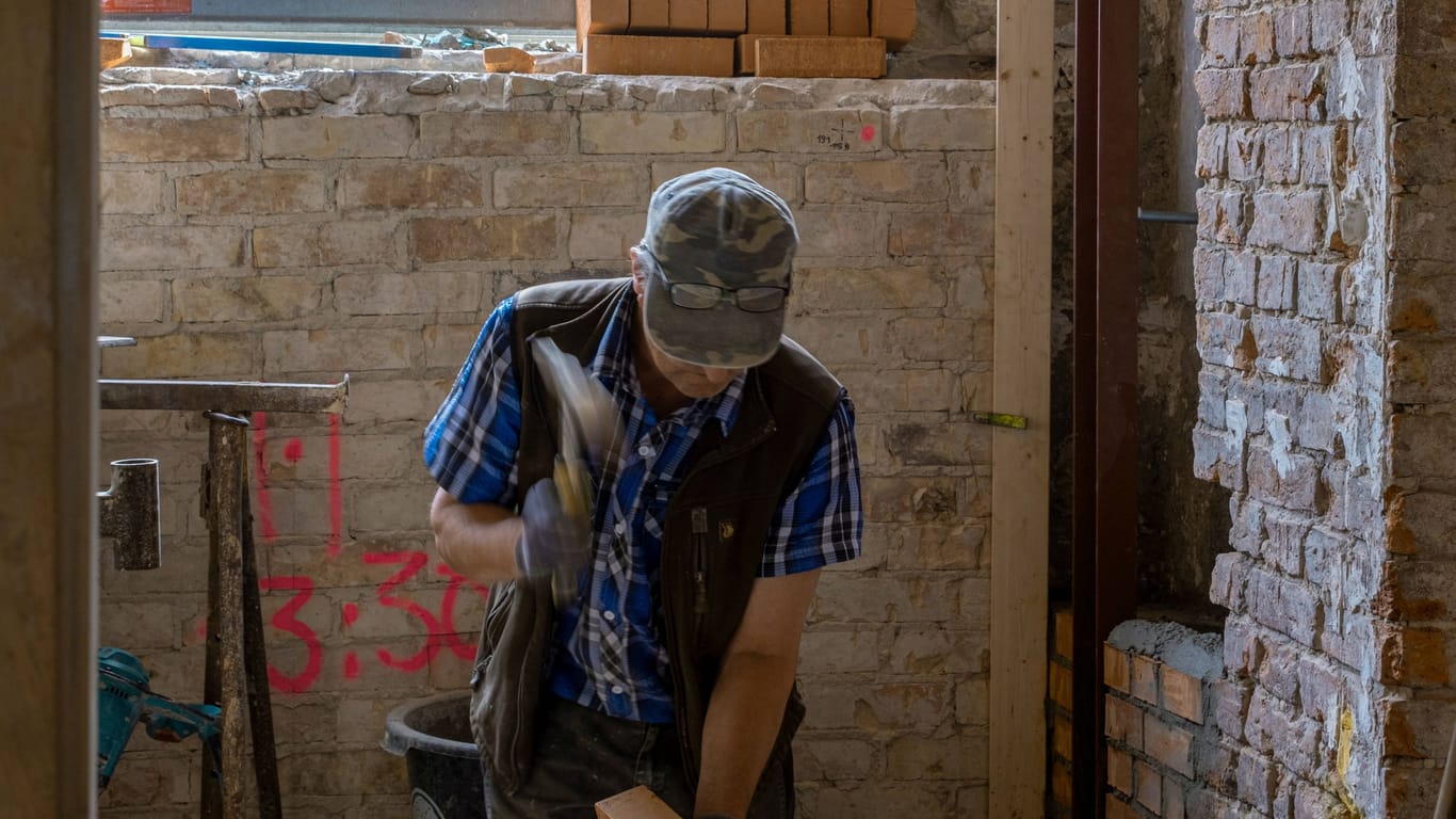 Ein Handwerker auf einer Baustelle (Symbolbild): Fachkräfte sind gerade im Handwerk stark nachgefragt.