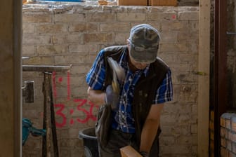 Ein Handwerker auf einer Baustelle (Symbolbild): Fachkräfte sind gerade im Handwerk stark nachgefragt.