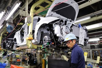 Toyota-Fabrik (Archivbild): Zunächst waren zwölf der 14 Werke betroffen, schließlich fuhr Toyota auch in den verbleibenden zwei den Betrieb herunter.
