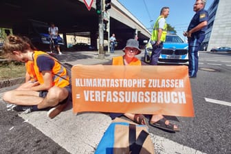 Klimaaktivisten der "Letzten Generation" am Donnerstag in München: Sie werfen der Regierung Verfassungsbruch vor und protestieren in Bayern, weil dort die Verfassung entstanden ist.
