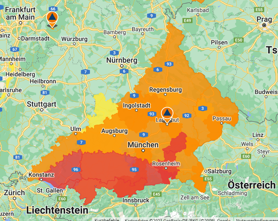 Im rot markierten Gebiet soll laut DWD bis Dienstagabend starker Dauerregen auftreten, auch im orange markierten Bereich kommt es bis dahin zu starken Regenfällen. Im Landkreis Donau-Ries (gelb) wird zudem vor Hochwasser gewarnt.