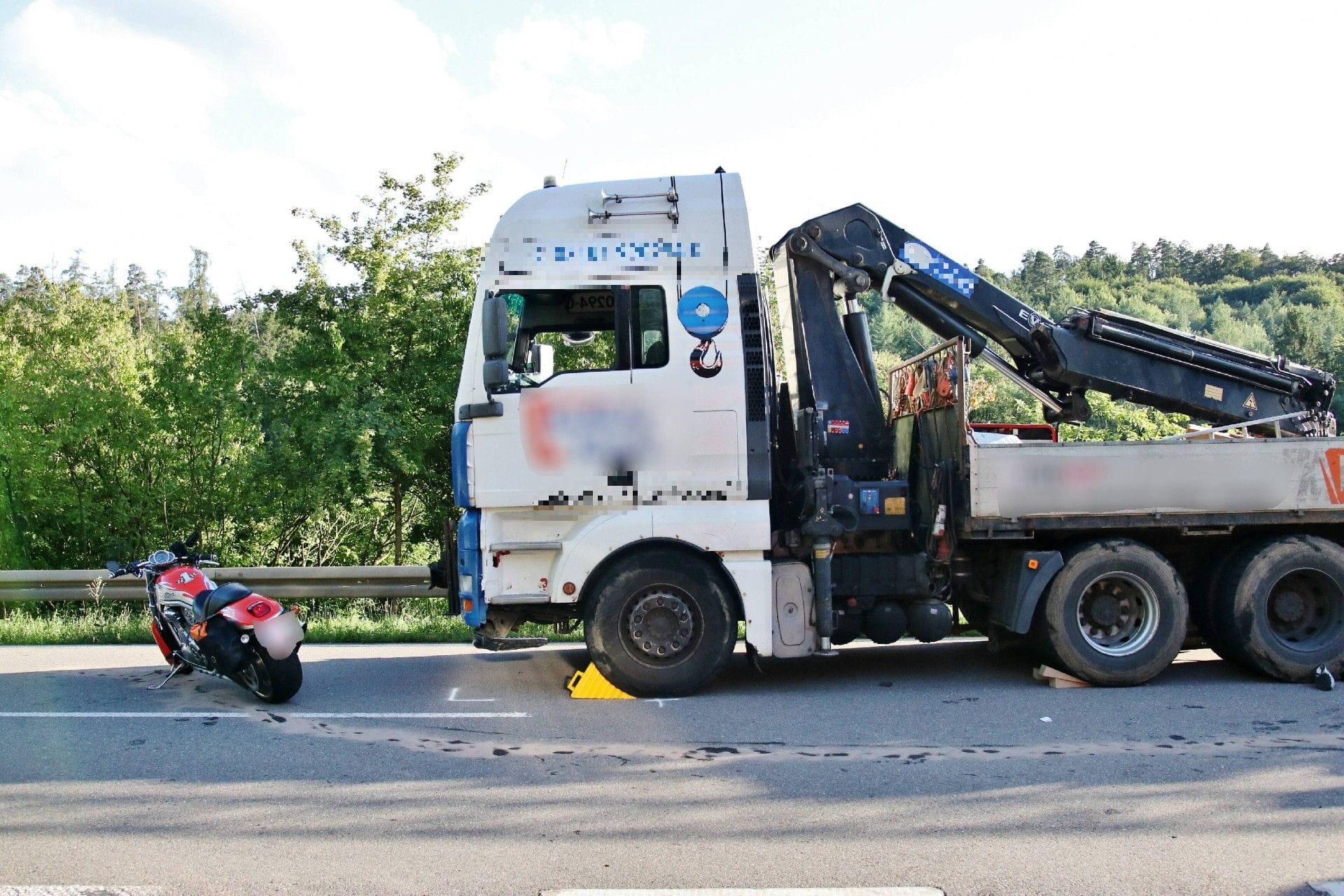 Unfallstelle im Rems-Murr-Kreis: Der Motorradfahrer musste nach dem Zusammenstoß in eine Klinik gebracht werden.