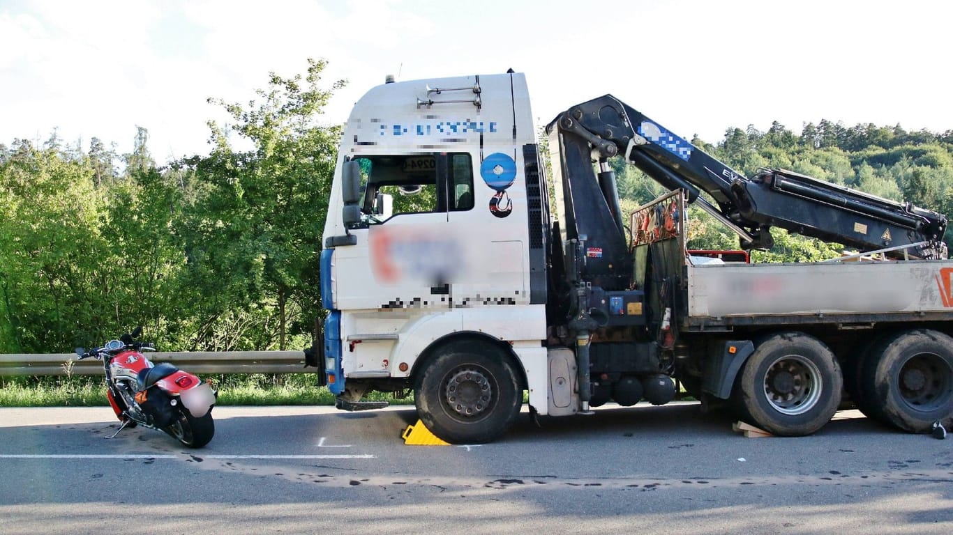 Unfallstelle im Rems-Murr-Kreis: Der Motorradfahrer musste nach dem Zusammenstoß in eine Klinik gebracht werden.