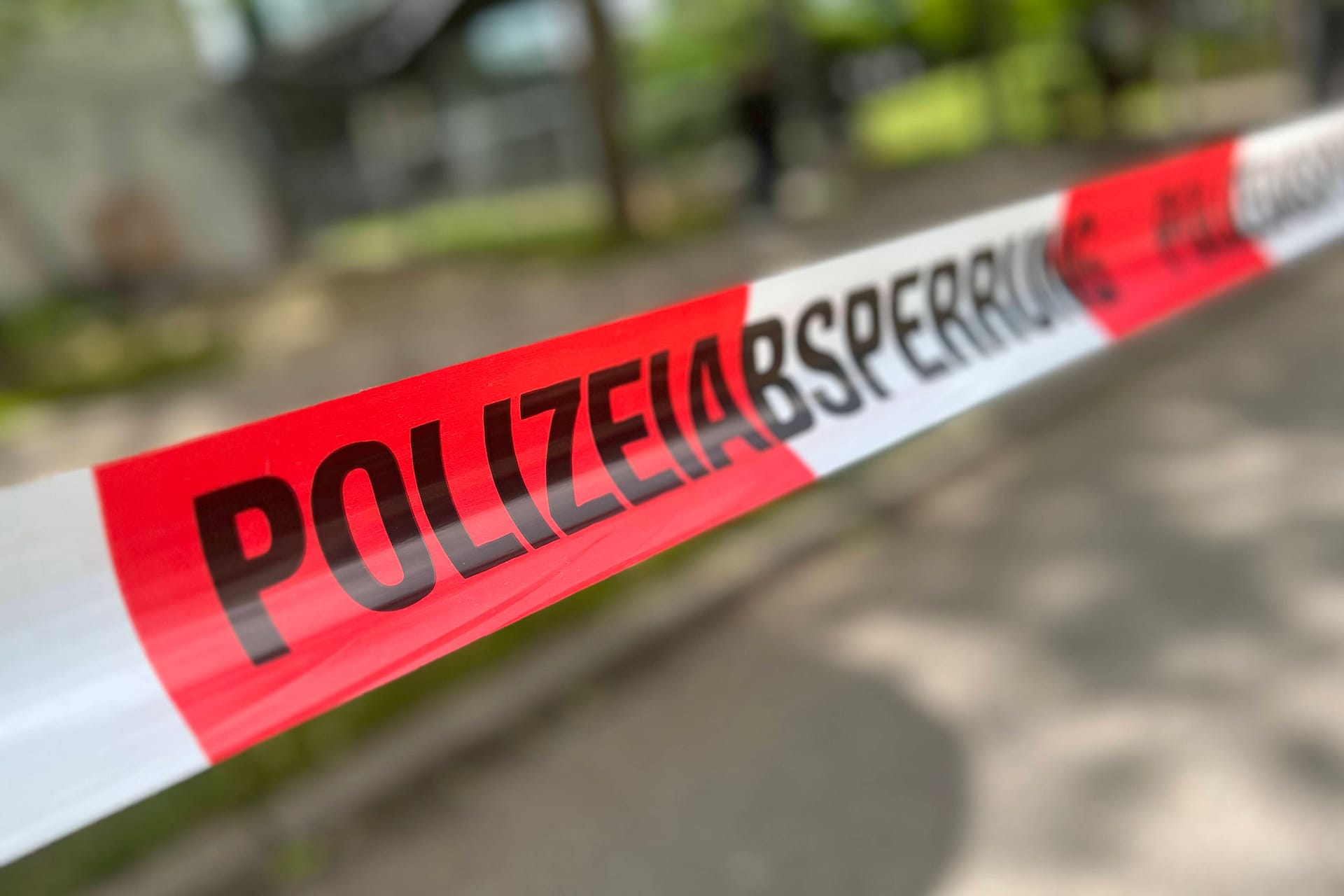 Polizeiabsperrung an einem Einsatzort (Symbolbild): Das Feuer in dem Kulmbacher Wohngebiet war gegen 3 Uhr in der Früh am Mittwochmorgen ausgebrochen.