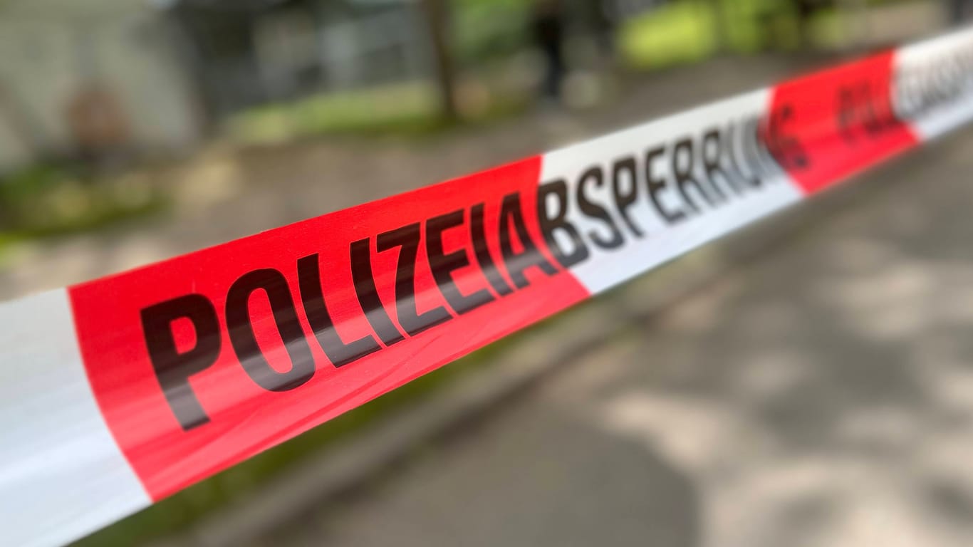 Polizeiabsperrung an einem Einsatzort (Symbolbild): Das Feuer in dem Kulmbacher Wohngebiet war gegen 3 Uhr in der Früh am Mittwochmorgen ausgebrochen.