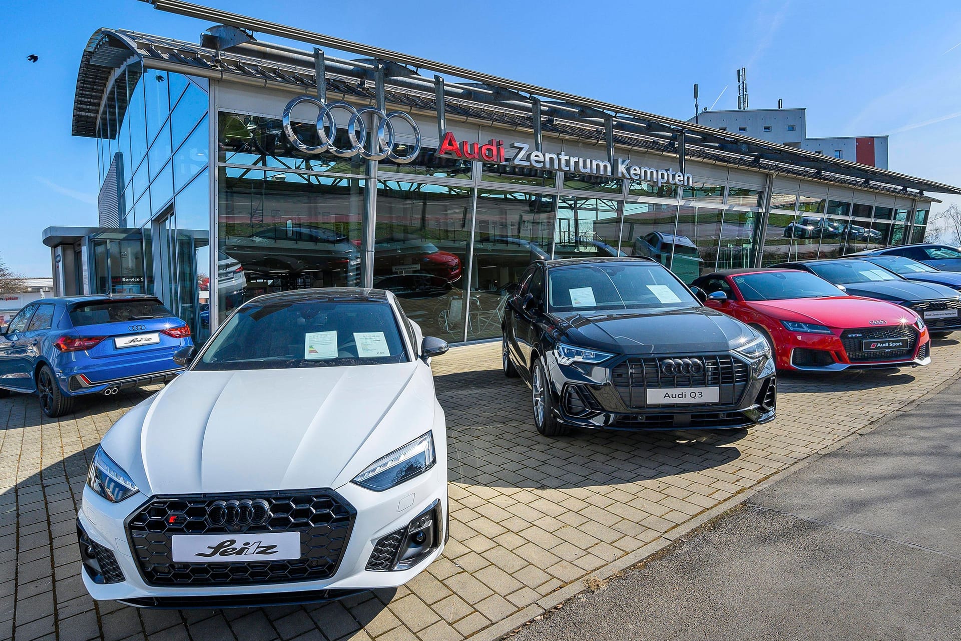 Autokaufhaus von Audi (Symbolbild): Will ein Außendienstler von Audi künftig seine Händler besuchen, kann er nur noch auf einen "Pool" an Autos zurückgreifen. Autokaufhaus von Audi (Symbolbild): Will ein Außendienstler von Audi künftig seine Händler besuchen, kann er nur noch auf einen "Pool" an Autos zurückgreifen.