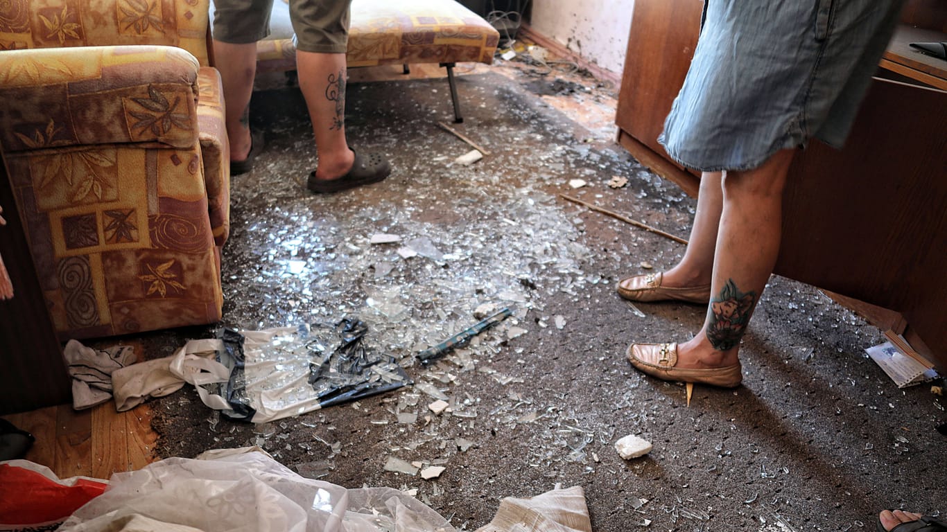 Eine Frau steht nach einem russischen Angriff mit Shahed-Drohnen in ihrem zerstörten Wohnzimmer in Odessa (Archivbild): Allein bei dieser Attacke wurden drei Menschen getötet und 29 verletzt.