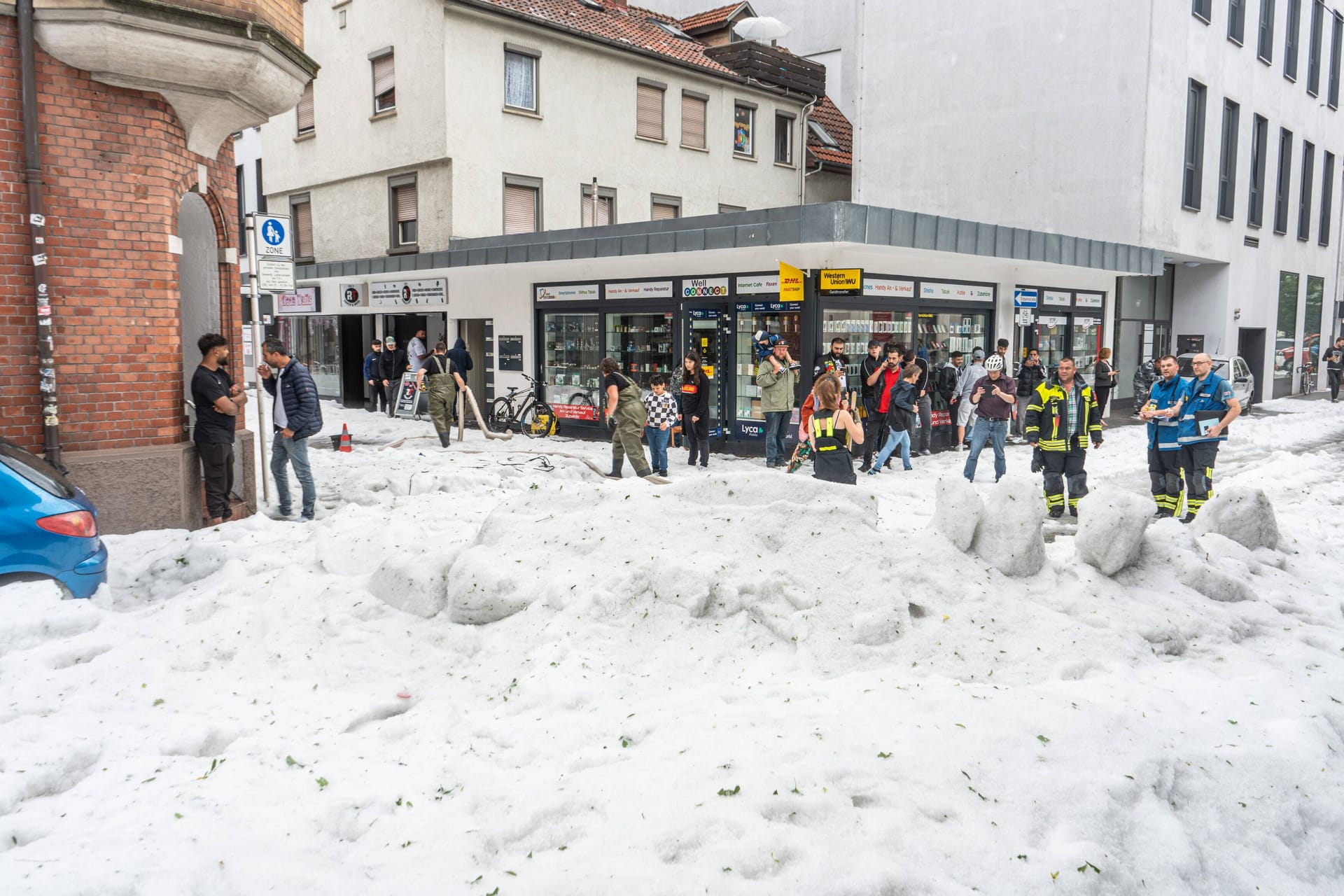 Reutlingen am Freitagnachmittag: Ein starker Hagelschauer bedeckt die Straßen mit einer dicken weißen Hagelschicht.