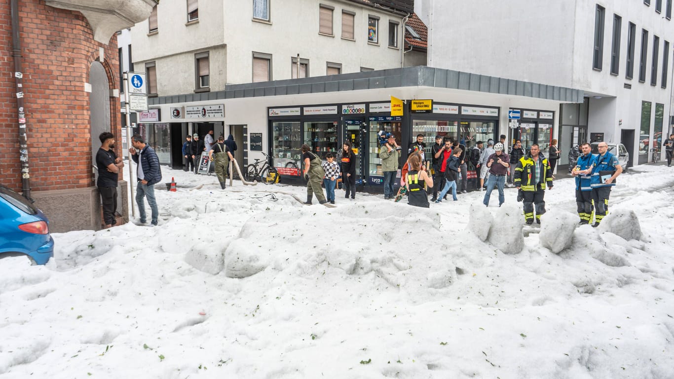 Reutlingen am Freitagnachmittag: Ein starker Hagelschauer bedeckt die Straßen mit einer dicken weißen Hagelschicht.