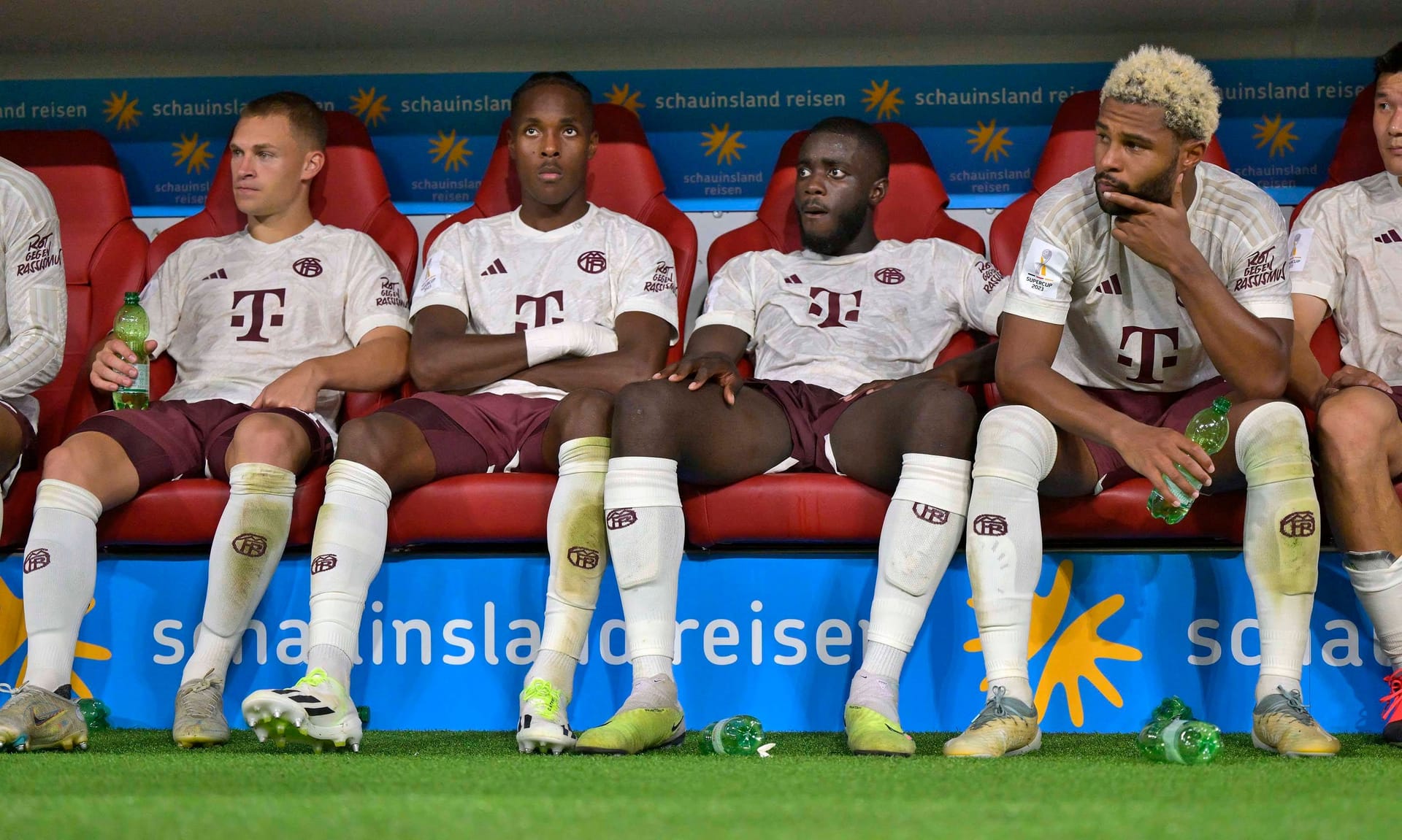 Der FC Bayern legt einen Fehlstart in die Saison hin und muss sich RB Leipzig im Supercup mit 0:3 geschlagen geben. Dreifachtorschütze Dani Olmo zeigt den Münchnern ihre Grenzen auf, daran kann auch das Debüt von Starstürmer Harry Kane, der eingewechselt wurde, nichts ändern. Die Bayern in der Einzelkritik: