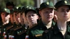 Russische Wehrpflichtige kurz vor ihrer Entsendung an die Front in der Ukraine (Archivbild).