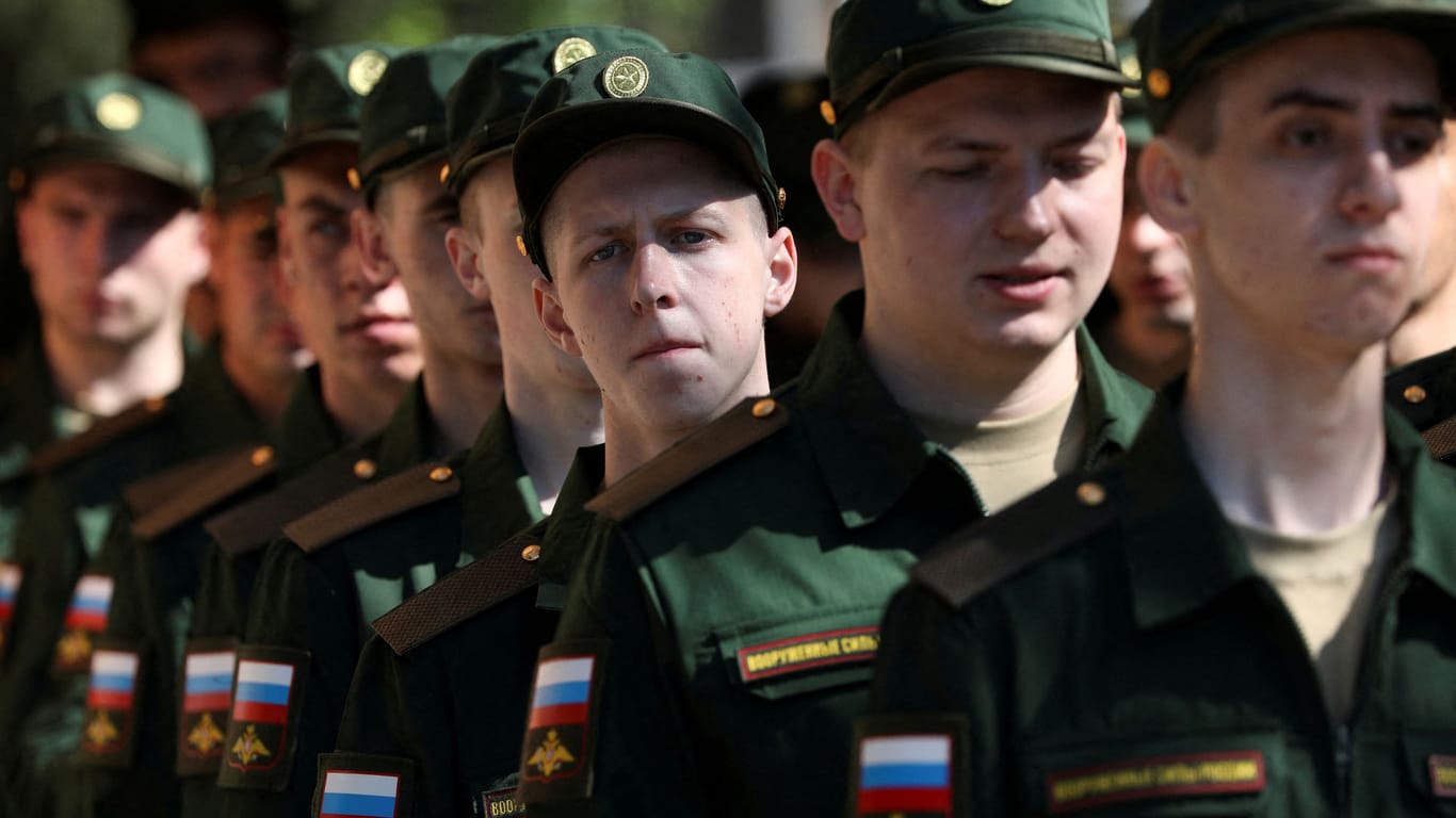 Russische Wehrpflichtige kurz vor ihrer Entsendung an die Front in der Ukraine (Archivbild).