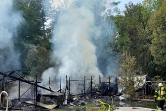 Eine komplett ausgebrannte Gartenlaube: In Herten ist am Sonntag ein Feuer in einer Gartenanlage ausgebrochen.