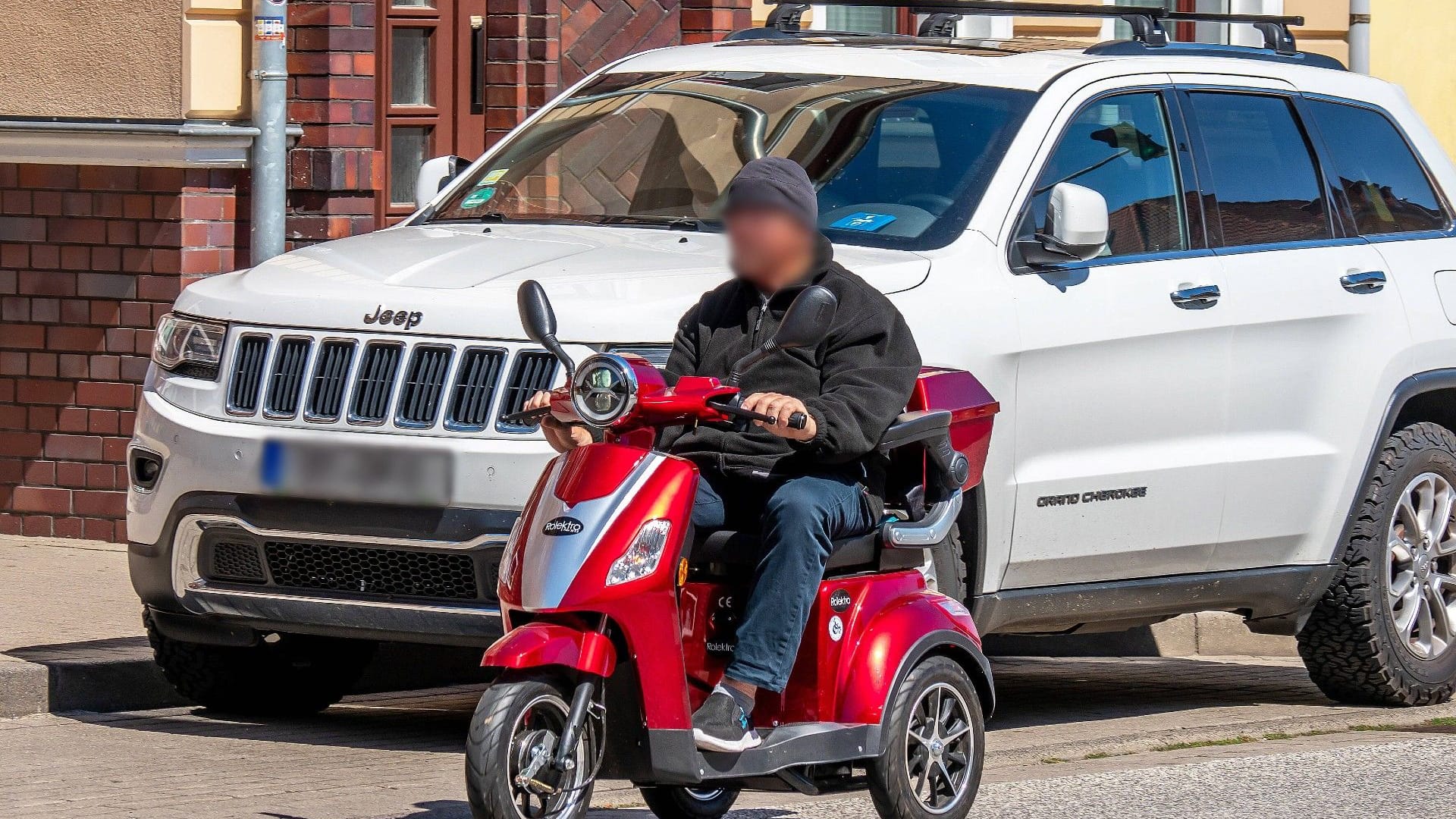 Senior im Krankenfahrstuhl (Symbolfoto): In Nordsachsen wurde ein Mann darin auf der Bundesstraße gestoppt. Senior im Krankenfahrstuhl (Symbolfoto): In Nordsachsen wurde ein Mann darin auf der Bundesstraße gestoppt.