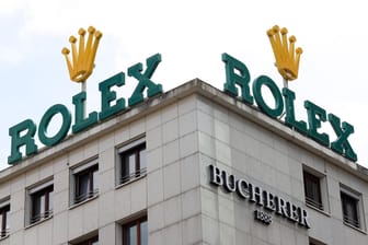 Logos von Rolex und Bucherer: Der Luxusuhrenhersteller möchte den Uhren- und Schmuckhändler Bucherer übernehmen.