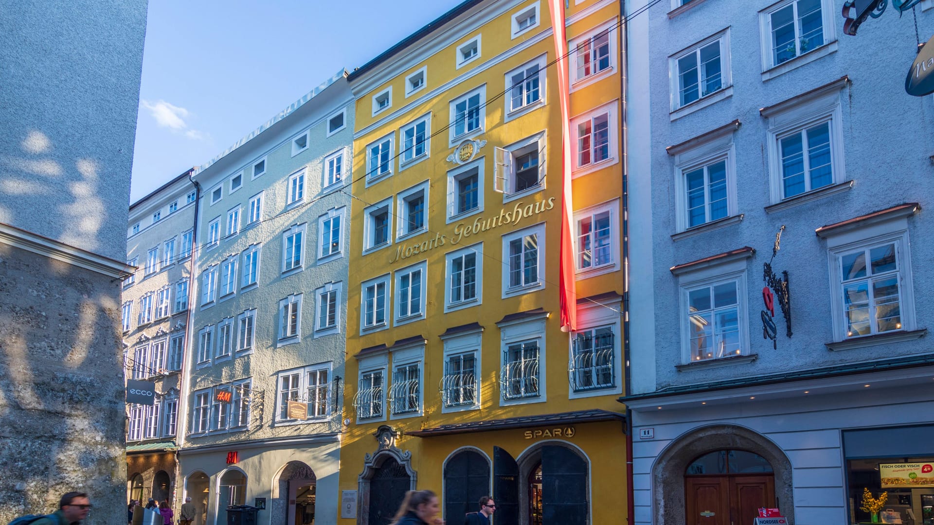 Das Geburtshaus von Wolfgang Amadeus Mozart in der Getreidegasse in Salzburg.