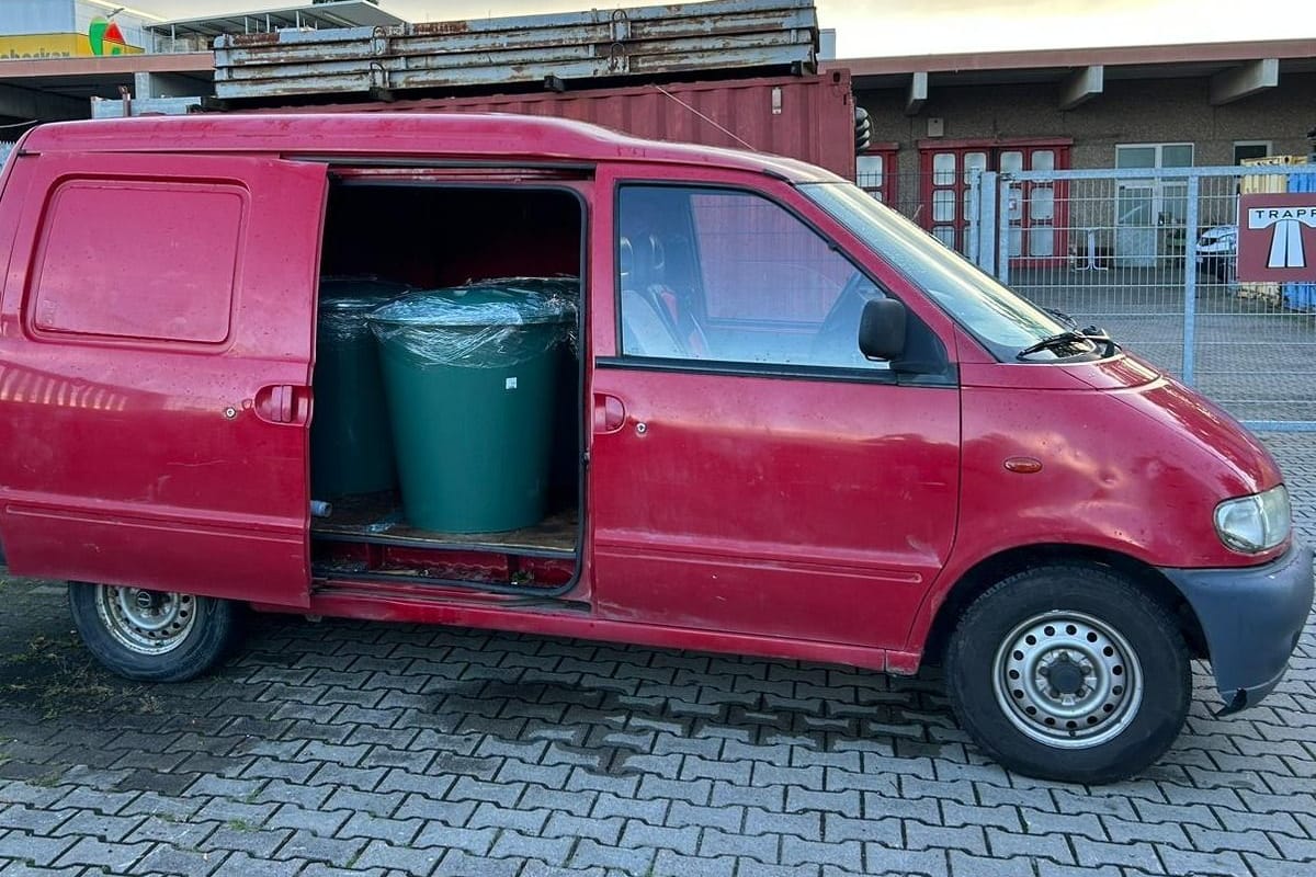 Kleintransporter mit drei befüllten Regentonnen: Der Mann hätte mit dem Wagen gar nicht mehr fahren dürfen.