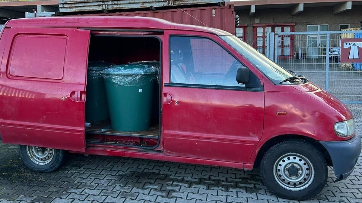 Kleintransporter mit drei befüllten Regentonnen: Der Mann hätte mit dem Wagen gar nicht mehr fahren dürfen.