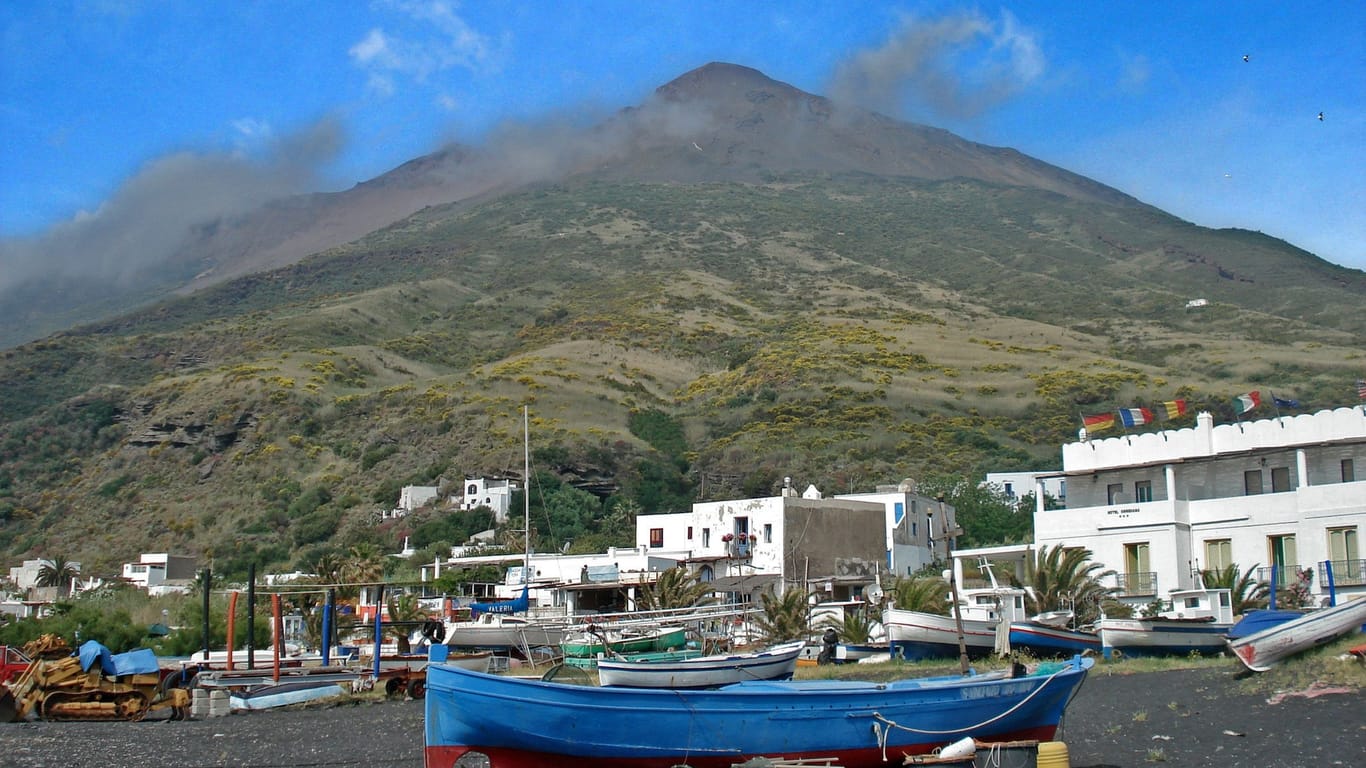 Nah am Vulkan: Schon die schwarzen Strände machen deutlich, dass Stromboli eine Vulkaninsel ist.