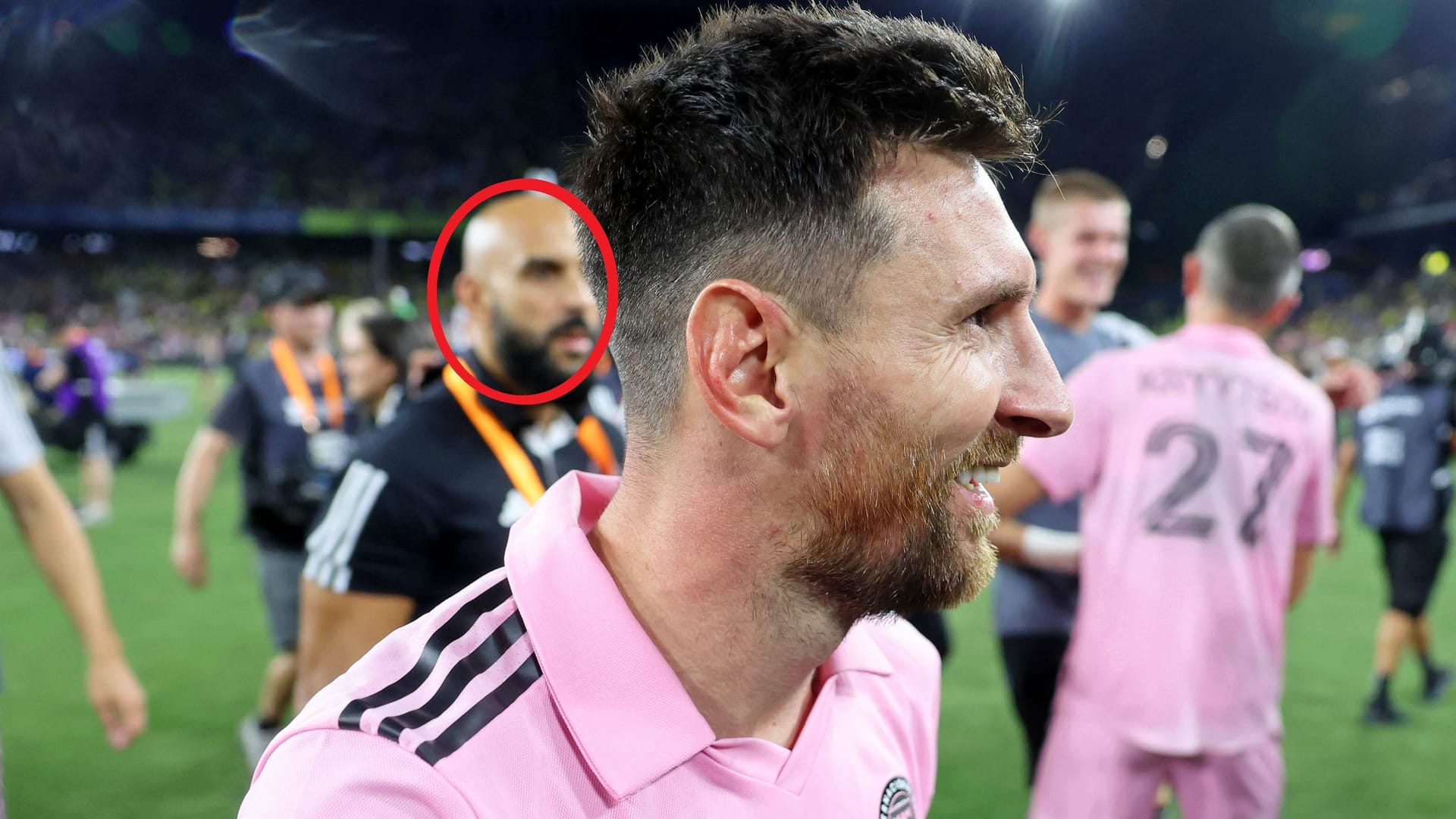 Er ist sein Schatten: Bodyguard Yassine Chueko (roter Kreis) bewacht Lionel Messi in Miami. Er ist sein Schatten: Bodyguard Yassine Chueko (roter Kreis) bewacht Lionel Messi in Miami.