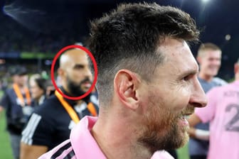 Er ist sein Schatten: Bodyguard Yassine Chueko (roter Kreis) bewacht Lionel Messi in Miami.
