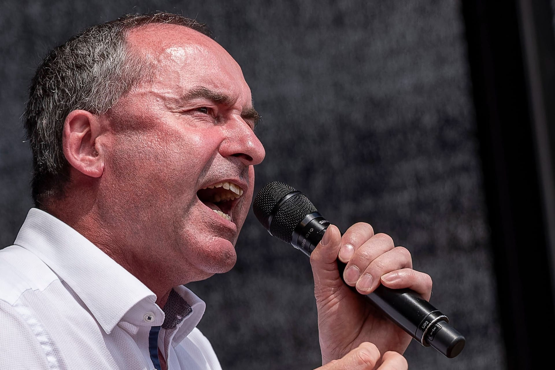 Hubert Aiwanger bei einer Demonstration (Archivbild): Recherchen der "SZ" hatten den stellvertretenden Ministerpräsidenten belastet.