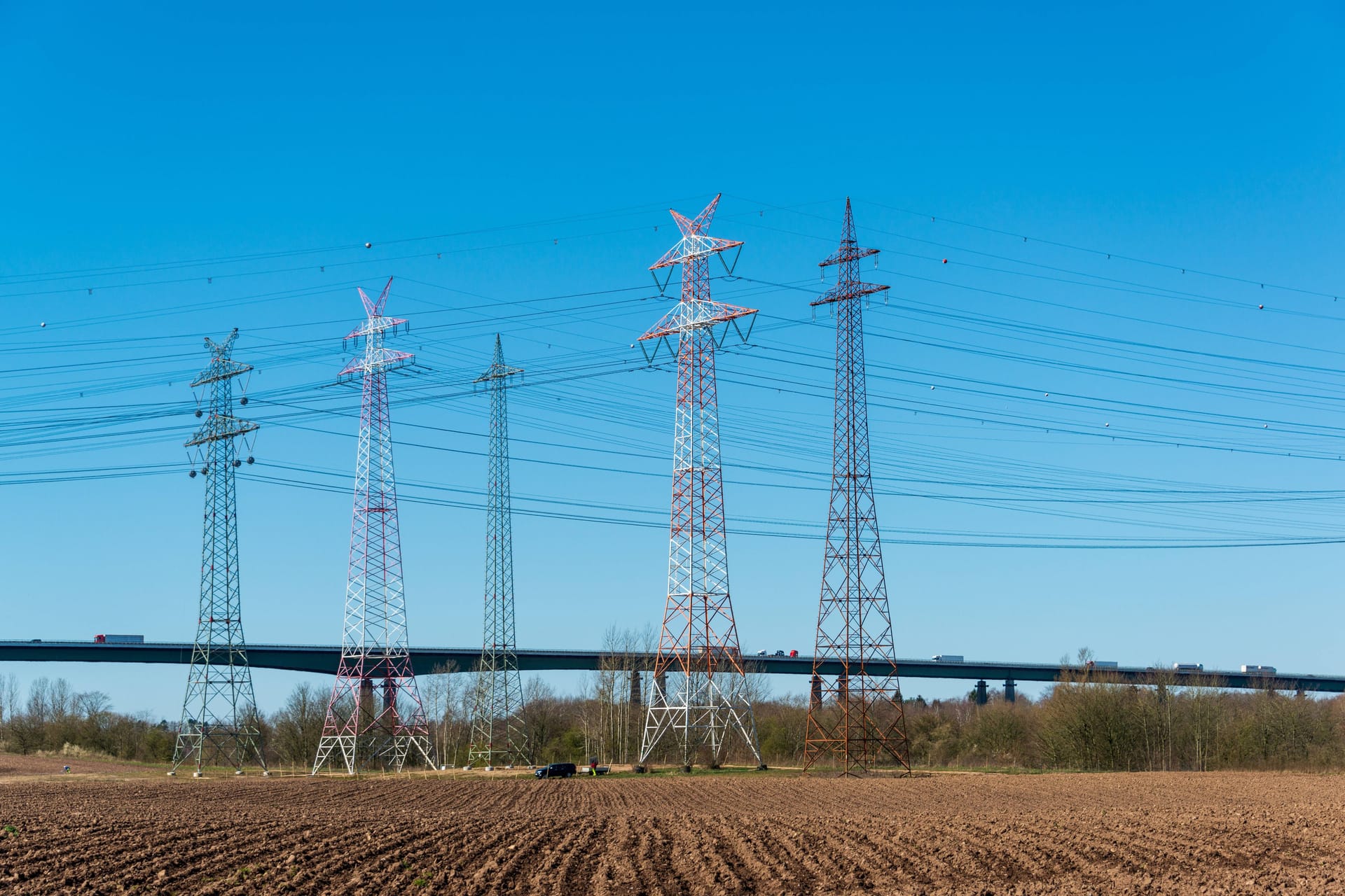 Strommasten in Schleswig-Holstein (Symbolbild): Die Versorgung in Kiel ist seit mehreren Stunden unterbrochen.