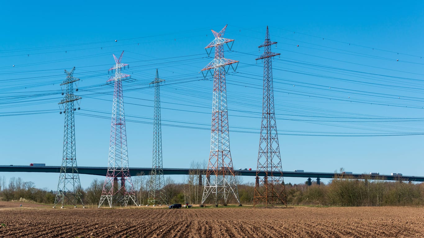 Strommasten in Schleswig-Holstein (Symbolbild): Die Versorgung in Kiel ist seit mehreren Stunden unterbrochen.