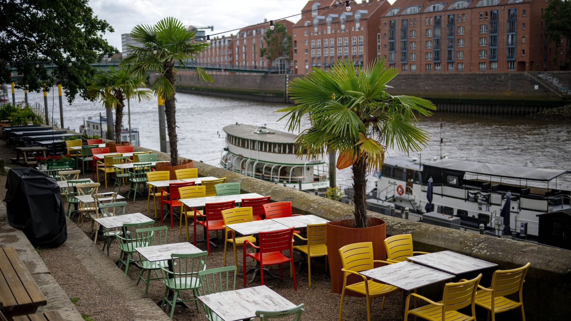 Leere Tische im Außenbereich eines Restaurants: Das schlechte Wetter lässt die Gästezahlen sinken.