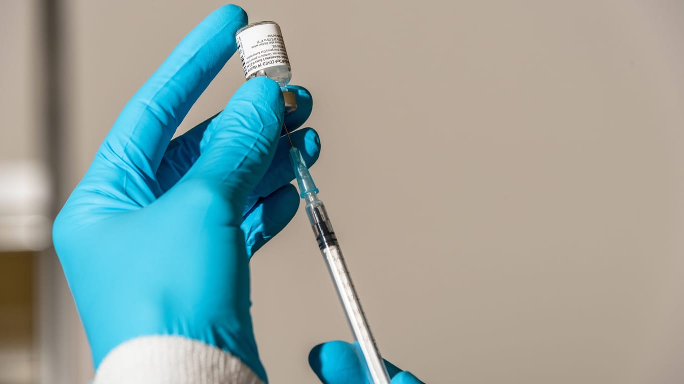 Gegen neue Corona-Variante: Biontech arbeitet derzeit an einen neuen angepassten Corona-Impfstoff.