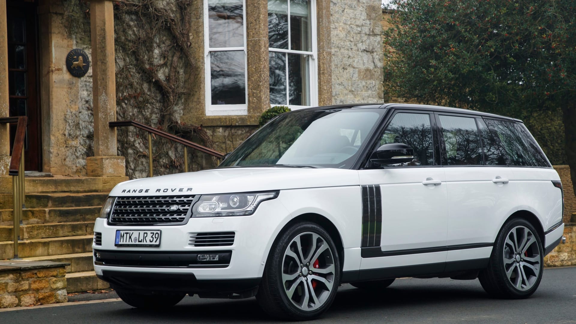 Range Rover SVAutobiography: Das Topmodell wurde von Land Rovers hauseigener Tuningabteilung veredelt.