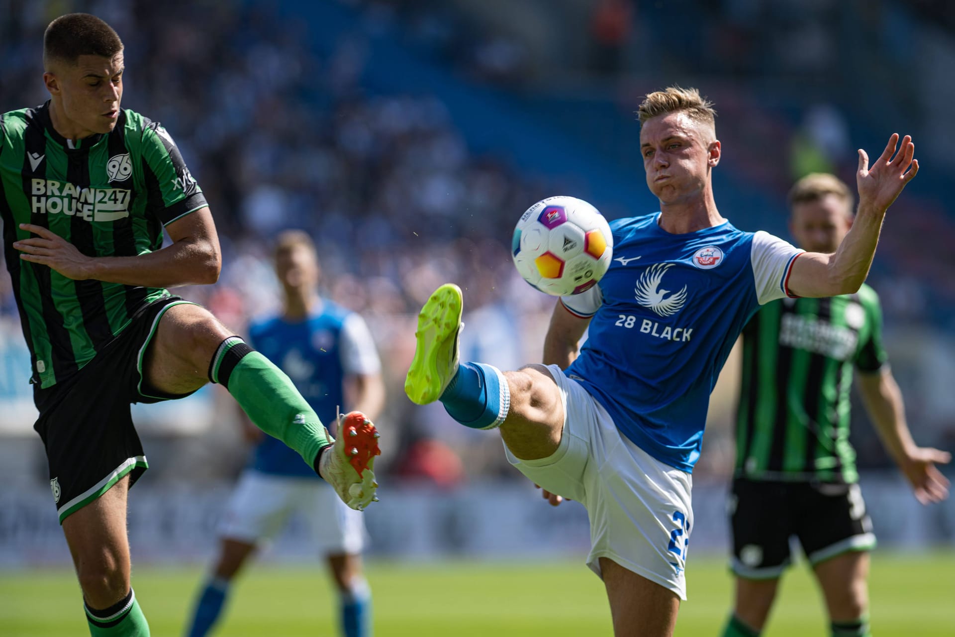 Enges Duell: Eine Entscheidung zwischen Rostock und Hannover fiel erst kurz vor Schluss.