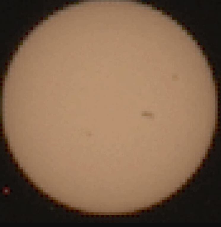 Dieses Foto von der uns abgewandten Seite der Sonne stammt vom Mars-Rover "Perseverance": Links ist der große Sonnenfleck zu erkennen.