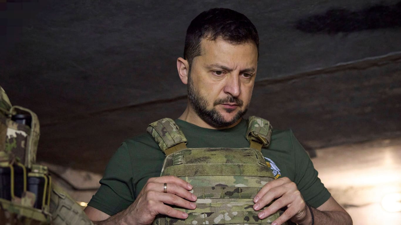 Selenskyj bei einer ukrainischen Einheit im Donbass (Archivbild): Er hat Russland mit einer Antwort auf den Angriff in Tschernihiw gedroht.