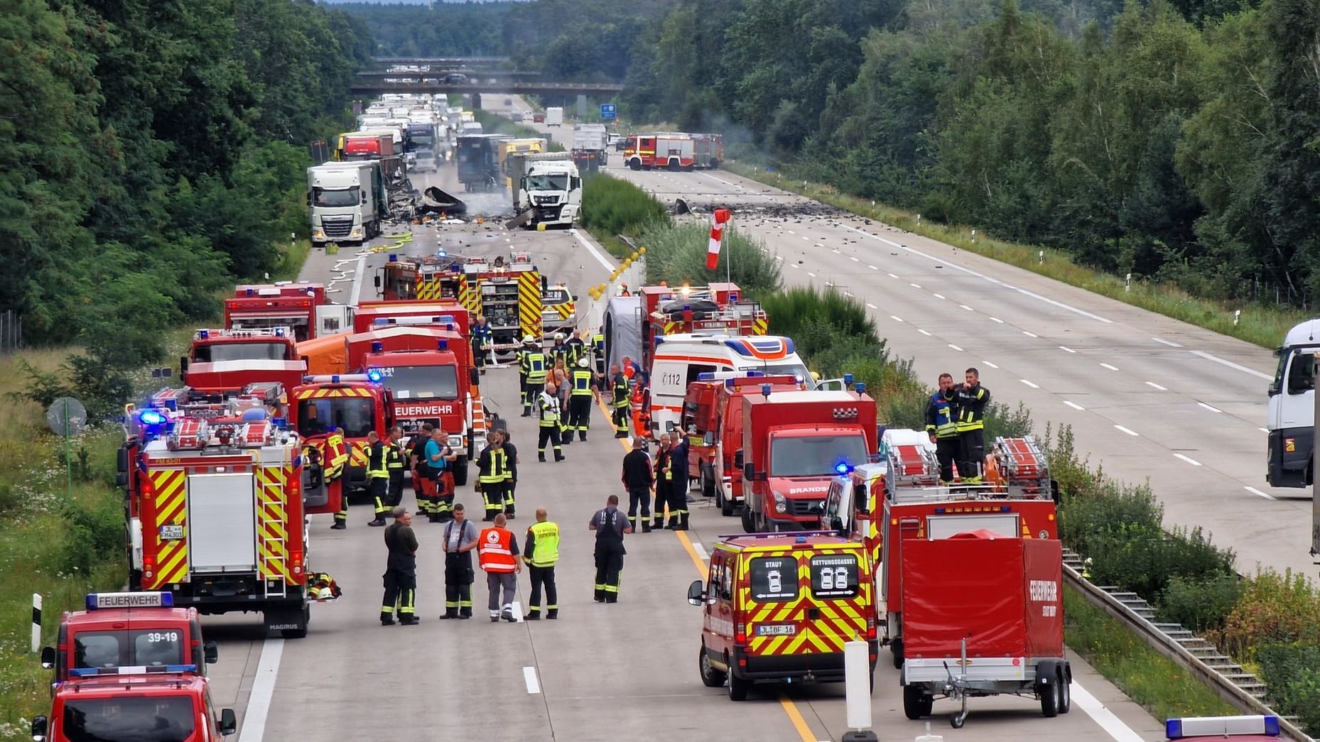 Mehrere Gasflaschen explodieren auf Laster - A2 voll gesperrt