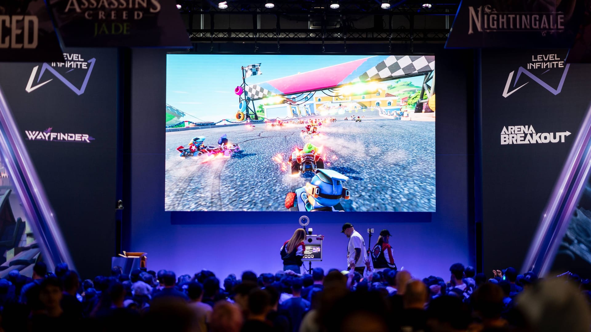 Gamescom 2023: Messebesucher testen ein Computerspiel.