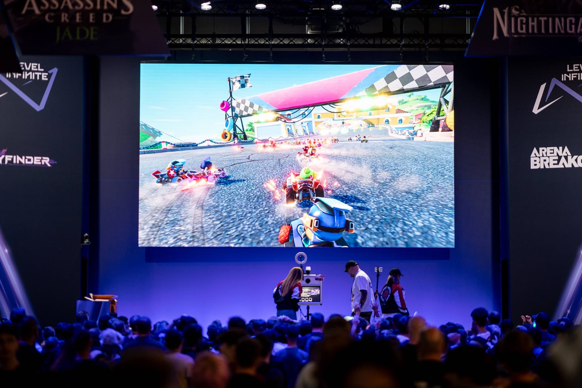 Gamescom 2023: Messebesucher testen ein Computerspiel.