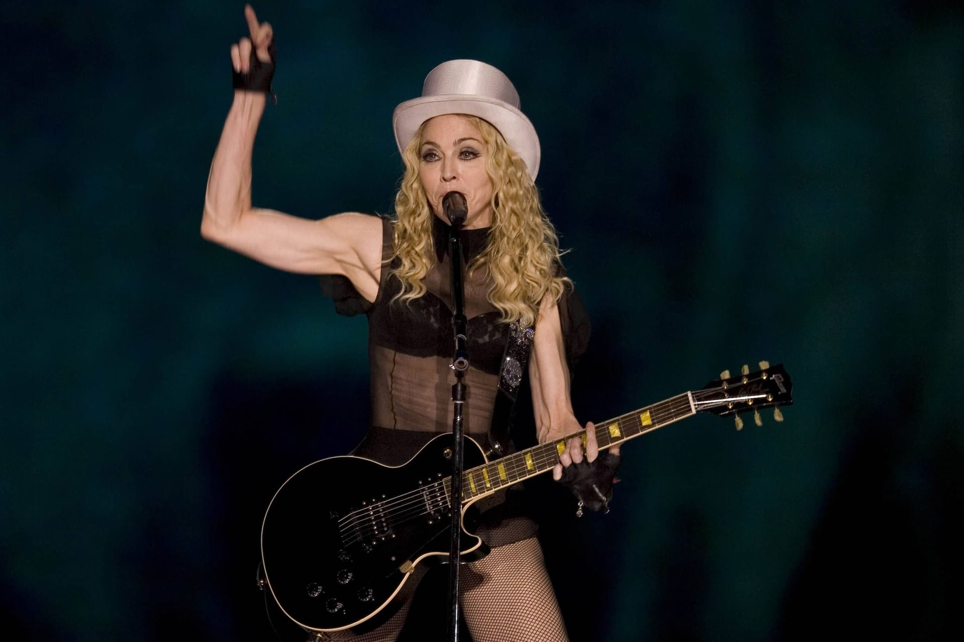 Madonna während eines ihrer Konzerte (Archivbild): Die Popikone kann im November wie geplant zwei Konzerte in Köln spielen.