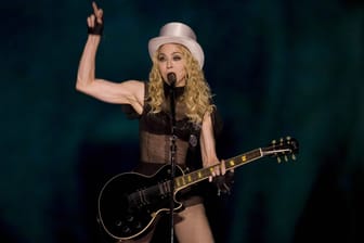 Madonna während eines ihrer Konzerte (Archivbild): Die Popikone kann im November wie geplant zwei Konzerte in Köln spielen.