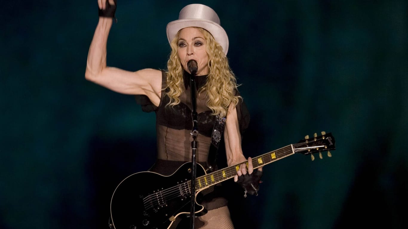 Madonna während eines ihrer Konzerte (Archivbild): Die Popikone kann im November wie geplant zwei Konzerte in Köln spielen.