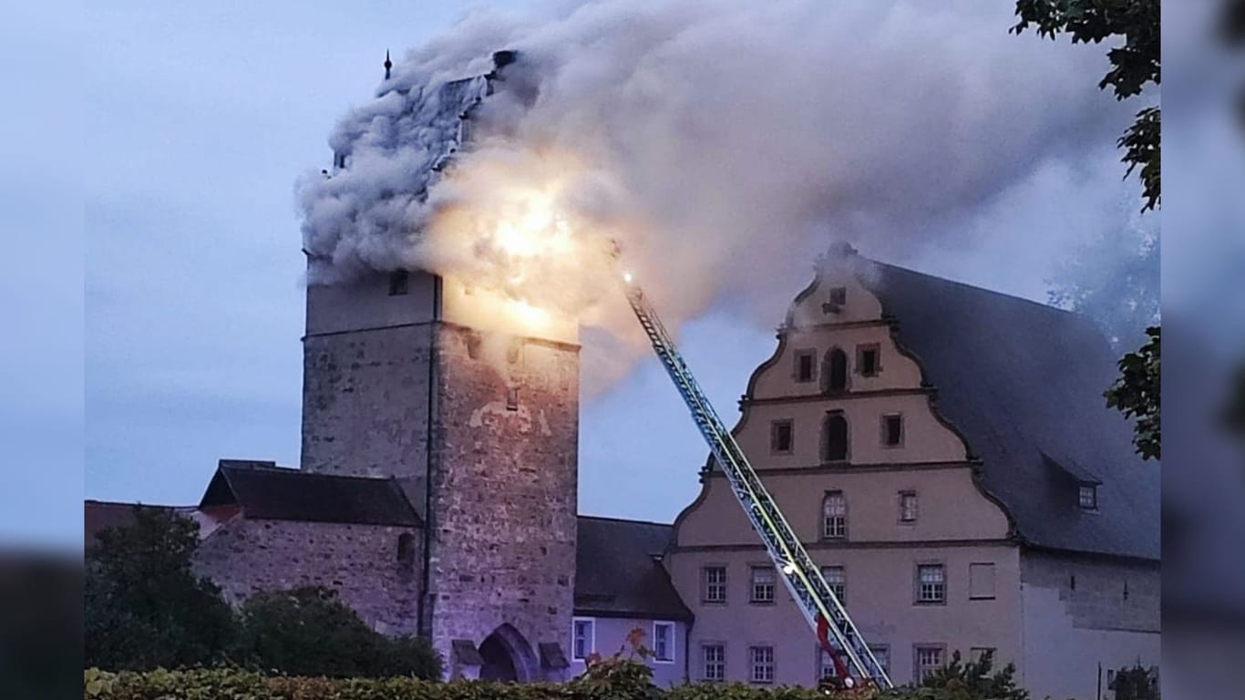 Der Turm des Nördlinger Tors steht in Flammen: Er istTeil der historischen Stadtbefestigung und wurde um das Jahr 1400 erbaut.