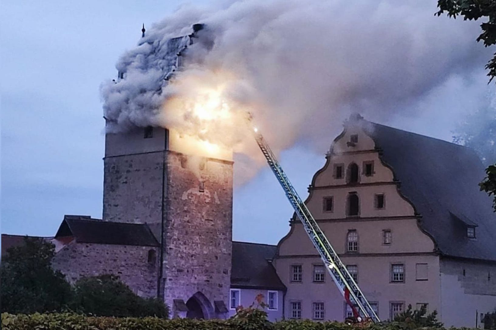 Der Turm des Nördlinger Tors steht in Flammen: Er istTeil der historischen Stadtbefestigung und wurde um das Jahr 1400 erbaut.