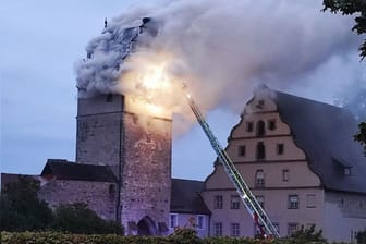 Der Turm des Nördlinger Tors steht in Flammen: Er istTeil der historischen Stadtbefestigung und wurde um das Jahr 1400 erbaut.