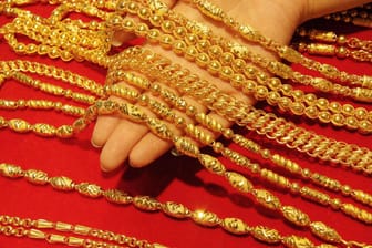 Goldketten (Symbolbild): In Hannover haben es ein oder mehrere Räuber auf Schmuck abgesehen.