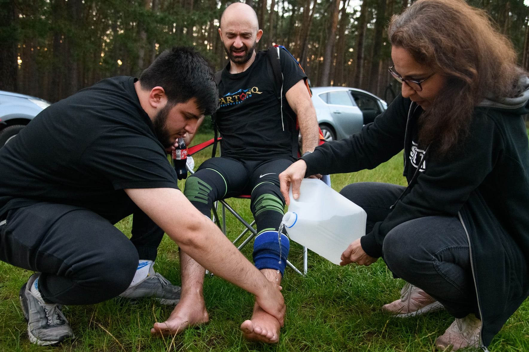 Unterstützer verpflegen Gevork Babayan entlang der Route: In sechs Tagen ist er barfuß rund 280 Kilometer gejoggt.