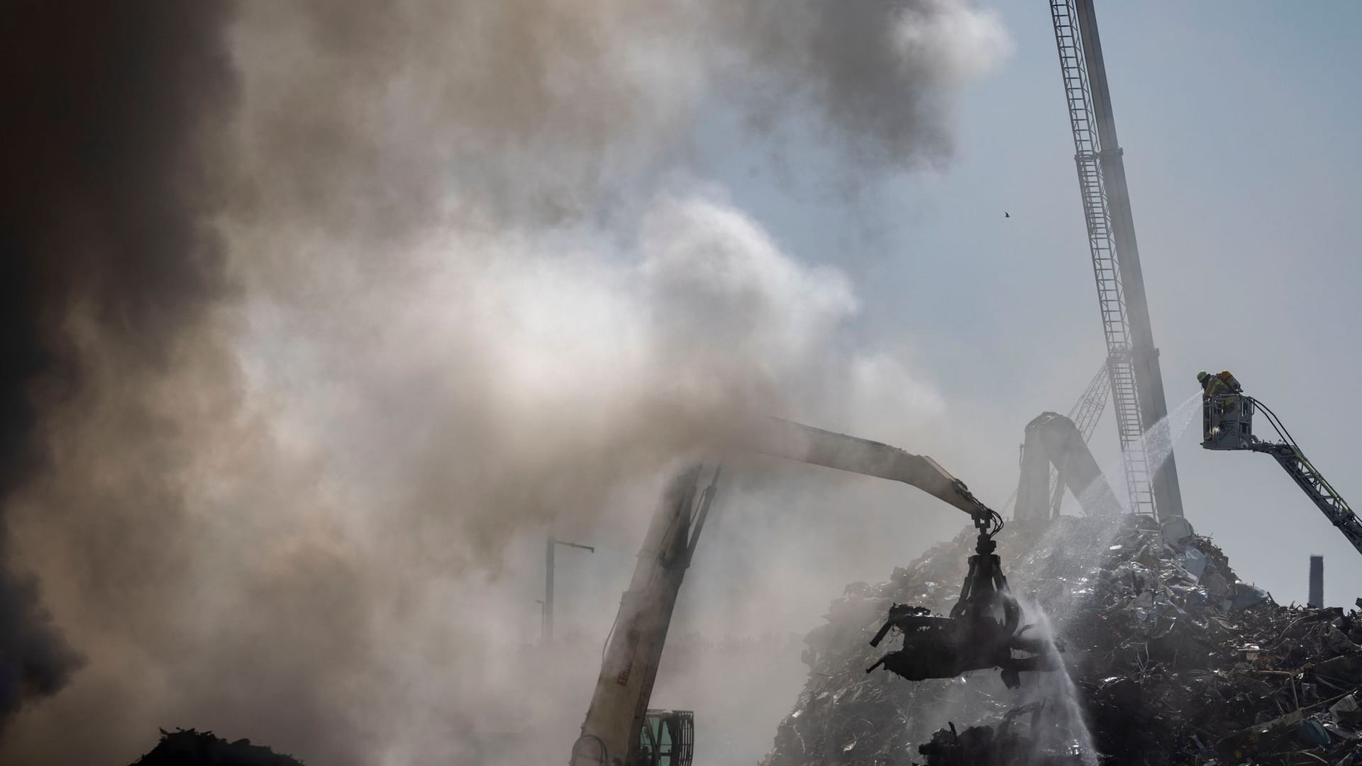 Brand im Duisburger Hafen Brand im Duisburger Hafen