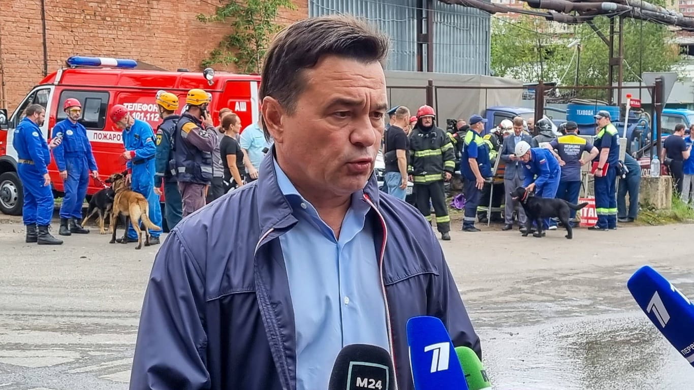 Der Gouverneur Andrej Worobjew spricht nach der Fabrikexplosion mit der Presse: Seine Angaben widersprechen den Rechercheergebnissen des Investigativmediums "Proekt".