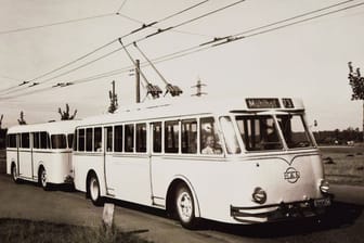 Ein historischer Oberleitungsbus in der Reichelsdorfer Hauptstraße.